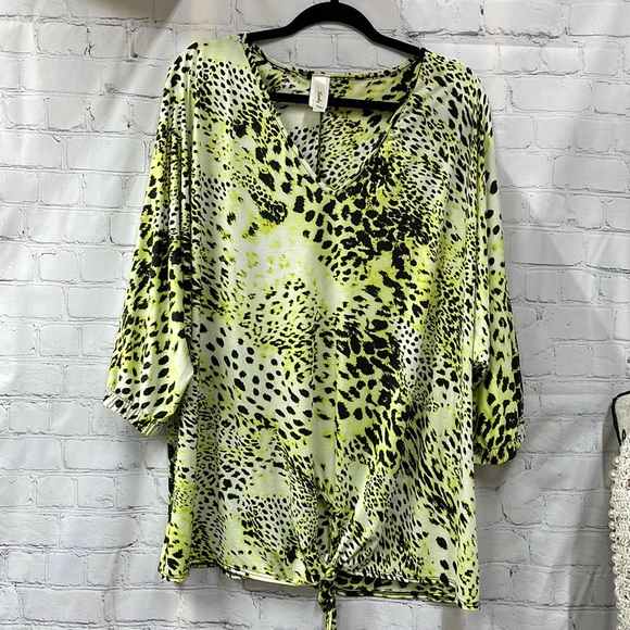 Lovely J neon yellow black animal print front tie V-neck 2x top - Picture 1 of 7